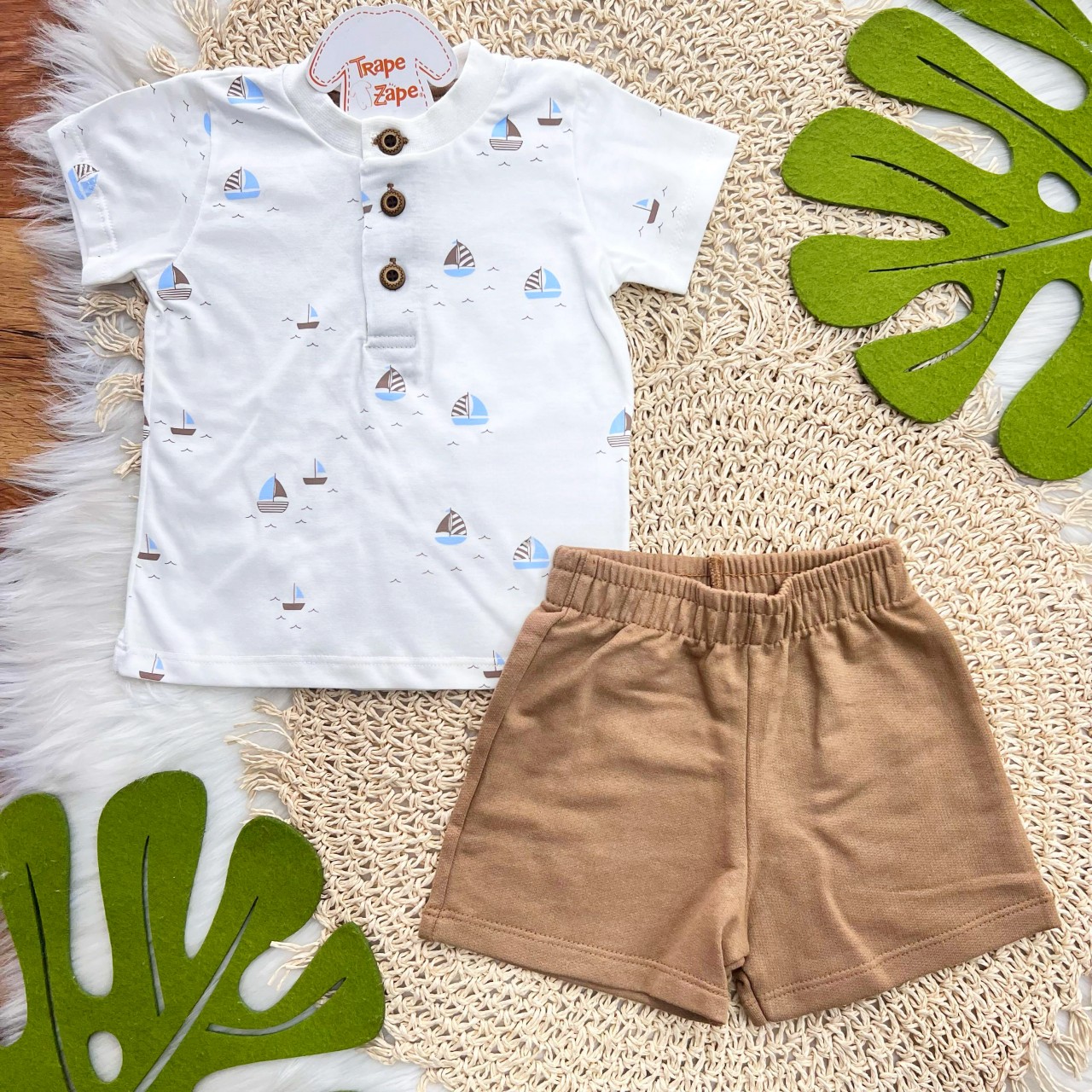 Conj. Camiseta Barquinhos com Botões e Bermuda - Off White e Caramelo